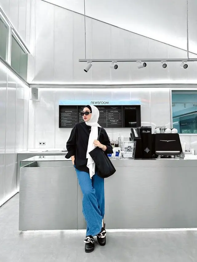 Kemeja Oversized dan Denim