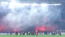 Pantauan langsung Bola.com di lapangan memperlihatkan hampir tidak ada celah yang tersisa di tribune Stadion Utama Gelora Bung Karno. Bahkan, anak tangga yang seharusnya steril pun terisi oleh penonton.  (Bola.com/M Iqbal Ichsan)