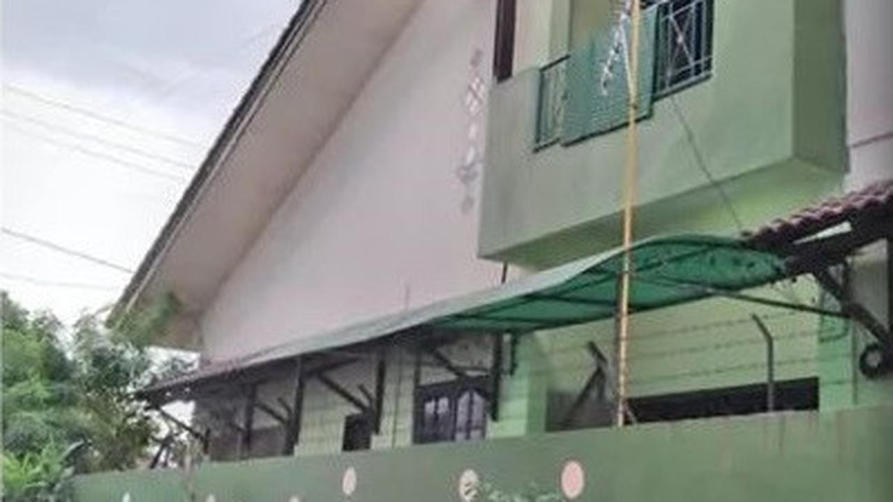 Bagian samping rumah ini sering disorot karena lokasinya yang berada di pojok, sehingga banyak yang menganggapnya sebagai lokasi yang strategis.