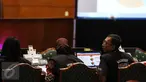 KPUD Jakarta melakukan Input dan memindai data form C1 hasil pemungutan suara dari setiap tempat pemungutan suara (TPS) dengan Sistem Informasi Perhitungan (Situng) KPU di Aula Bina Karya, Hotel Bidakara, Jakarta, Rabu (16/2). (Liputan6.com/Faizal Fanani)
