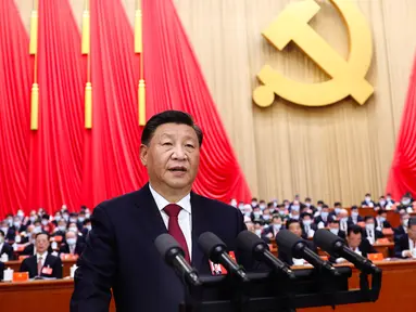Presiden China Xi Jinping menyampaikan pidato pada upacara pembukaan Kongres Nasional ke-20 Partai Komunis China yang berkuasa di Beijing, China, Minggu (16/10/2022). China pada hari Minggu membuka dua kali- konferensi partai dalam satu dekade di mana pemimpin Xi Jinping diperkirakan akan menerima masa jabatan lima tahun ketiga yang melanggar presiden baru-baru ini dan menetapkan dirinya sebagai politisi China paling kuat sejak Mao Zedong. (Ju Peng/Xinhua via AP)