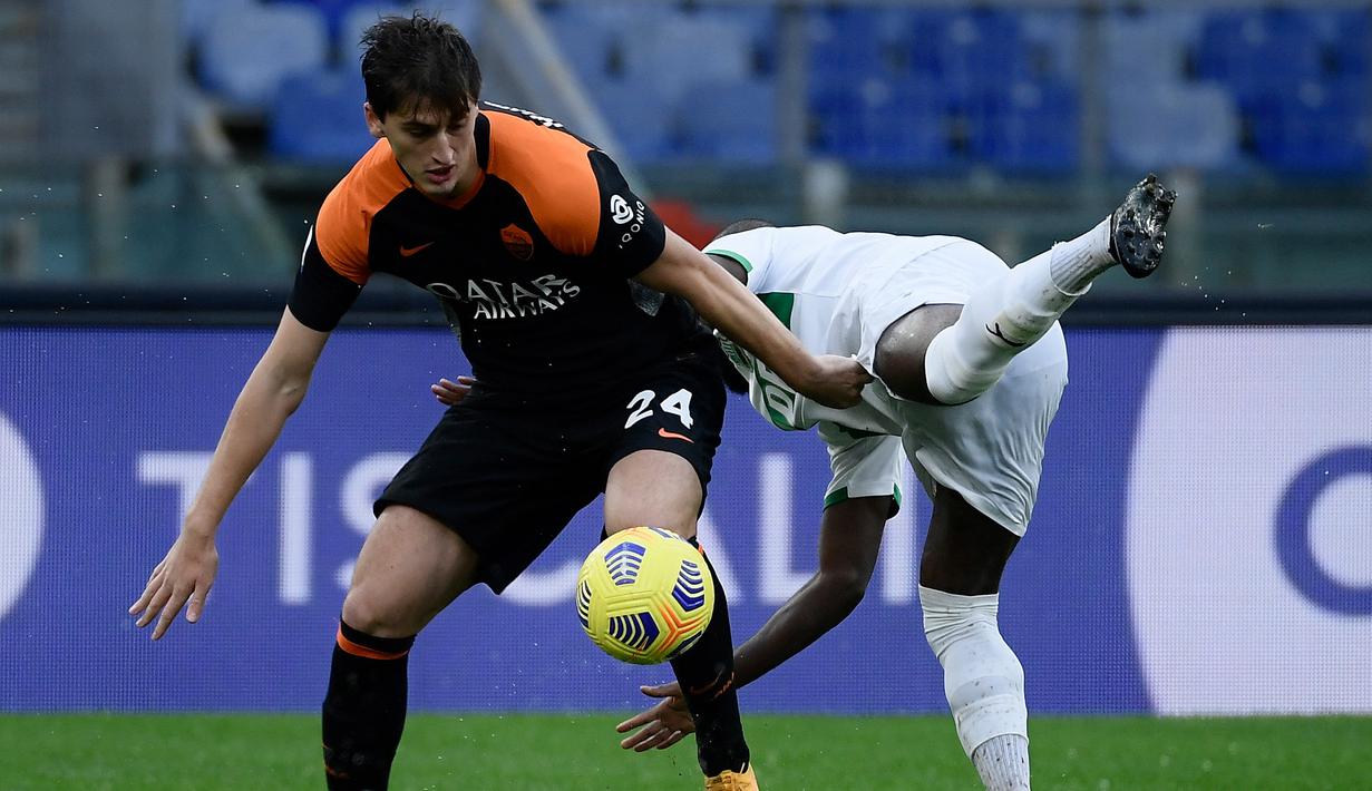 Marash Kumbulla. Bek tengah yang memulai kariernya selama dua musim bersama Hellas Verona mulai 2018/2019 hingga 2019/2020 ini kini menjadi pemain tetap AS Roma usai melewati semusim masa pinjaman. Musim ini ia telah tampil dalam 13 laga di semua ajang bersama AS Roma. (AFP/Filippo Monteforte)