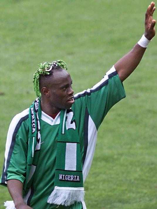 3. Taribo West - Pemain yang terkenal bukan karena performa apik di lapangan. namun karena gaya rambut yang ia milikiselalu berbeda di hampir setiap pertandingan. (AFP/Raih Moghrabi)
