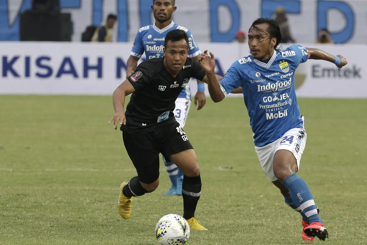 Gelandang Persib Bandung, Hariono, berebut bola dengan gelandang TIRA Persikabo, Guntur Triaji, pada laga Piala Presiden 2019. (Bola.com/Yoppy Renato)