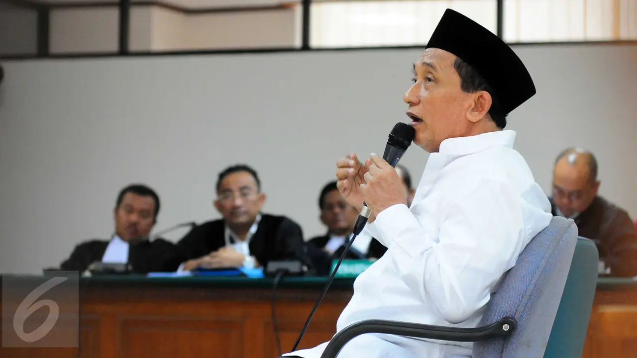 20150917-Sambil Tersenyum, Eks Bupati Bangkalan Fuad Amin Akui Terima Suap-Jakarta