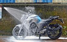Hindari Cuci Motor Saat Mesin Masih Panas, Ini Risikonya