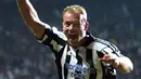 Alan Shearer (260 gol) - Legenda Newcastle United ini menjadi pencetak gol terbanyak dalam sejarah Premier League. Shearer berkarier di Premier League dari tahun 1992 hingga 2006. (AFP/Steve Parkin)