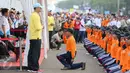 Salam penghormatan kepada Wakil Presiden Jusuf Kalla saat acara jalan sehat memperingati puncak Hari Kesehatan Nasional Ke-51 di Silang Monas, Jakarta, Minggu (6/12/2015). Acara tersebut dihadiri sebanyak 2000 peserta. (Liputan6.com/Faizal Fanani)