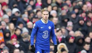 Pemain anyar Chelsea yang dibeli seharga 100 juta euro, Mykhailo Mudryk saat laga big match di pekan ke-21 Premier League 2022/2023 antara Liverpool melawan Chelsea yang berlangsung di Anfield, Sabtu (21/1/2023). (AP Photo/Jon Super)