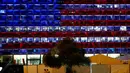 Pemendangan balai kota Tel Aviv yang dihiasi warna bendera AS untuk menghormati korban penembakan brutal di Las Vegas di Rabin Square, Tel Aviv (2/10). Akibat kejadian ini sekitar 59 orang tewas dan 500 lainya terluka. (AFP Photo/Jack Guez)