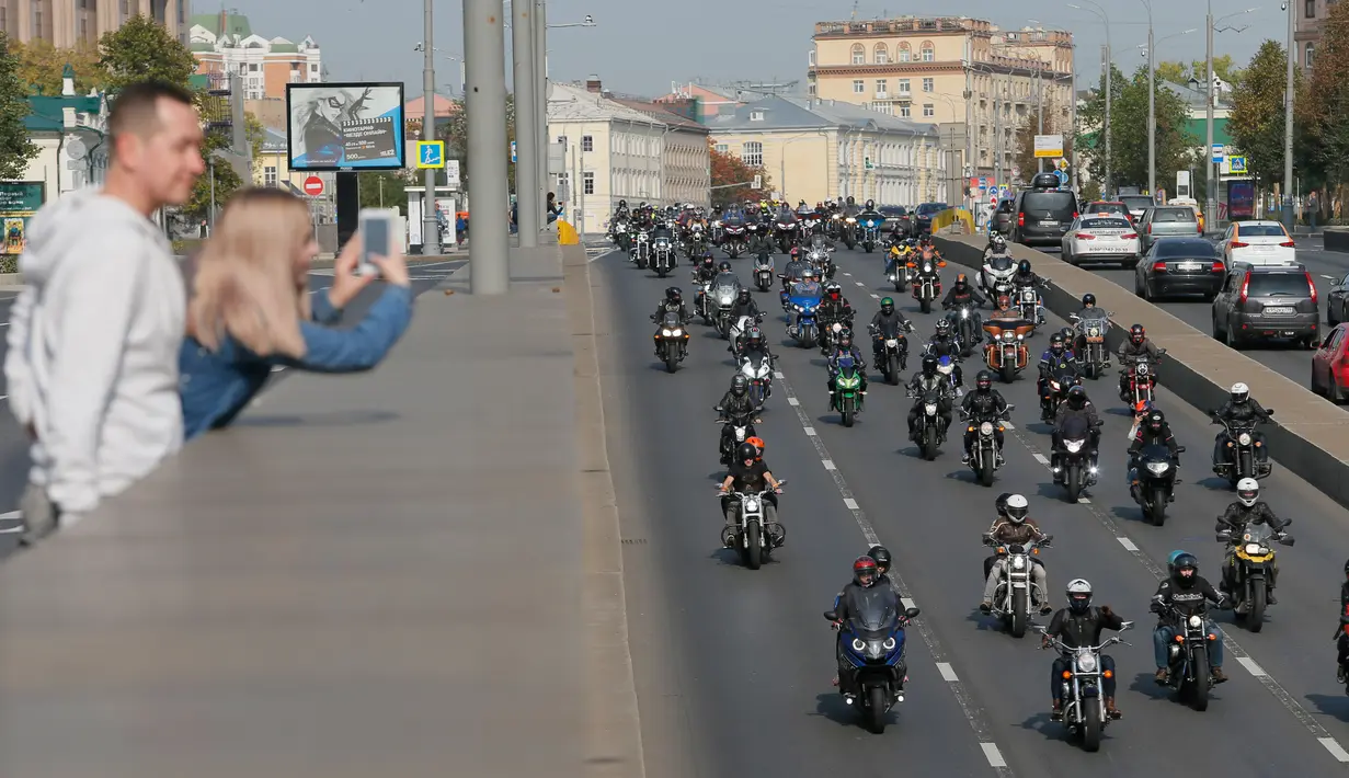 Orang-orang memotret para pengendara motor yang berkendara di sepanjang jalan lingkar Garden dalam sebuah parade sepeda di Moskow, Rusia, pada 26 September 2020. Beberapa ribu pengendara sepeda motor ikut serta dalam parade tersebut. (Xinhua/Alexander Zemlianichenko Jr)