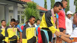Citizen6, Cilangkap: Pangkolinlamil, Laksda TNI S.M. Darojatim mengalungkan medali emas kepada salah satu atlet renang Kolinlamil pemenang lomba renang Gaya bebas 100 M Putra, di Kolam Renang Jala Tirta Mabesal, Cilangkap Jakarta Timur. (Pengirim: Dispenk