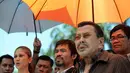 Walikota Manila yang juga mantan presiden Filipina, Joseph Estrada (kedua dari kanan) turut menyambut kedatangan Manny Pacquiao. (AFP PHOTO/NOEL CELIS)