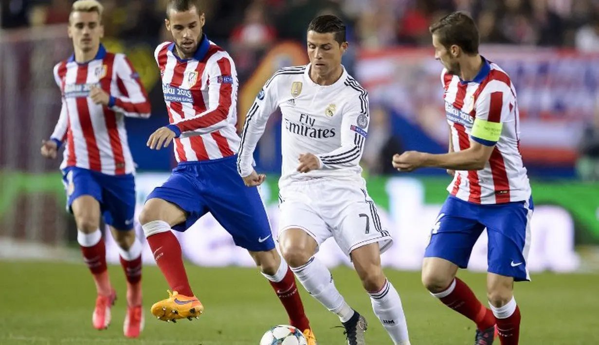 Pergerakan Cristiano Ronaldo selalu mendapatkan kawalan ketat dari pemain belakang Atletico Madrid. (AFP PHOTO/DANI POZO)