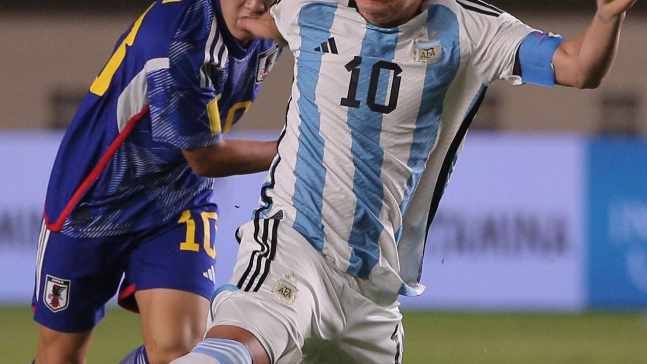 Argentina U-17 langsung tampil menggebrak begitu laga babak pertama dimulai. Hasilnya, mereka langsung bisa mencetak gol pada menit kelima.<br>