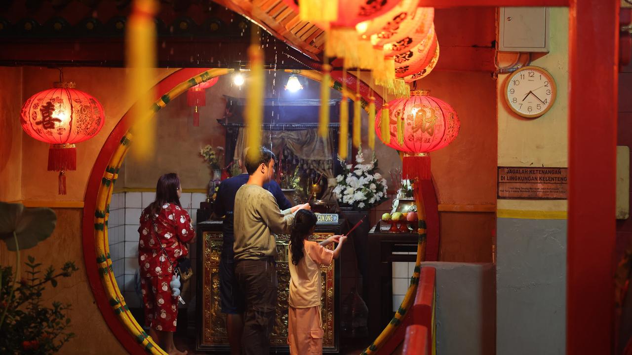 Ibadah Malam Imlek di Vihara Boen Tek Bio Tangerang