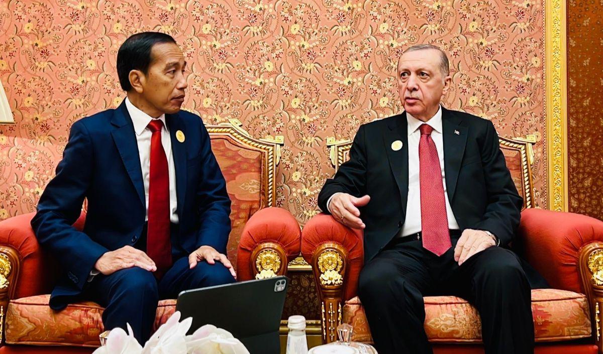 Selain itu, Jokowi menekankan bahwa OKI harus bersatu dan berada di depan. OKI harus mendesak gencatan senjata segera dilakukan.<br>