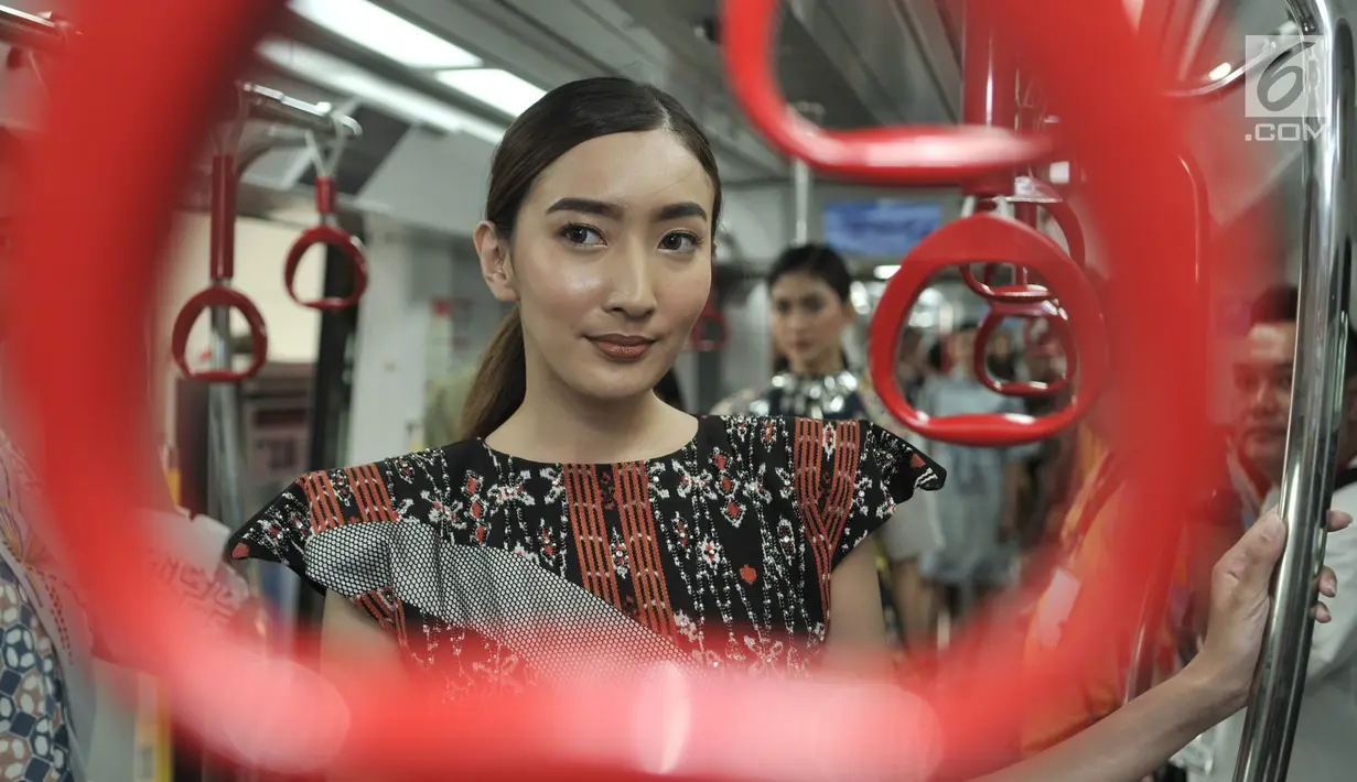 Model berpose saat memeragakan busana pada acara Jakarta Fashion & Food Festival (JFFF) 2019 di gerbong Light Rail Transit (LRT) Jakarta rute Stasiun Velodrome-Stasiun Boulevard Utara, Jakarta, Selasa (13/8/2019). (merdeka.com/Iqbal Nugroho)