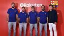Messi cs foto bersama dengan Bos Rakuten, Hiroshi Mikitani, saat peluncuran jersey baru La Blaugrana di Tokyo, Jepang (13/7). Barcelona resmi merilis jersey baru dengan Rakuten sebagai sponsor utama musim ini.  (AFP/Kazuhiro Nogi)