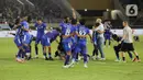 Skor 1-1 bertahan hingga akhir 90 menit. Laga dilanjutkan ke babak adu penalti dan satu penendang Borneo gagal. Arema lantas keluar sebagai pemenang dengan skor 5-4. (Liputan6.com/Herman Zakharia)