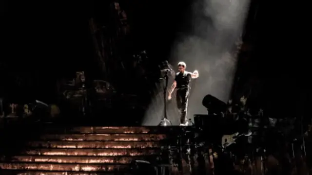 Momen The Weeknd Berbagi Mikrofon dengan Fans di JIS