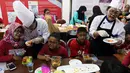 Komunitas penyandang disabilitas, down syndrome, dan rungu wicara mengikuti program kreativitas menghias Bekal Nusantara di Museum Naskah Proklamasi, Jakarta, Sabtu (14/9/2019). Kegiatan ini untuk menjadi wadah kreativitas sekaligus edukasi sejarah-sejarah proklamasi. (Liputan6.com/JohanTallo)