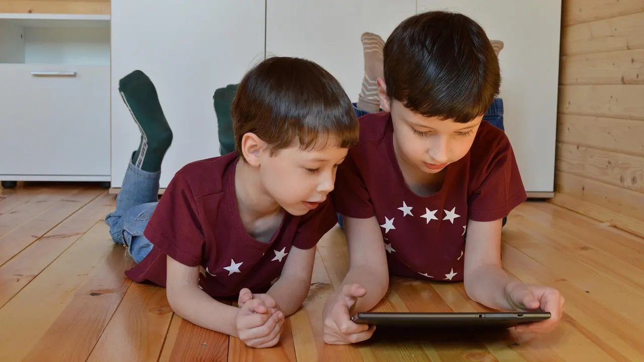 Ilustrasi anak bermain gadget, media sosial