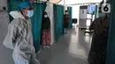 Koordinator RLC Kota Tangsel Suhara Manullang memeriksa kondisi pasien di Rumah Lawan Covid di Tangerang Sealatan, Kamis (5/8/2021). Dua pekan terakhir pasien Covid di RLC mengalami penurunan hingga 70 persen dari semula 300 pasien kini hanya 113 pasien. (merdeka.com/Arie Basuki)