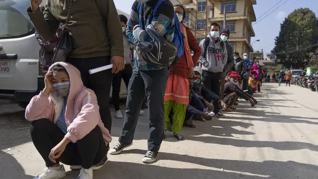 Antrean Vaksinasi Covid-19 di Nepal