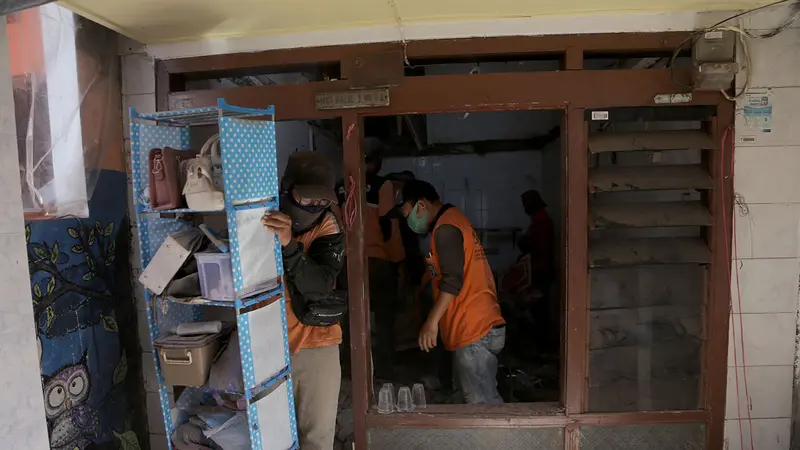 Program bedah rumah di Surabaya diawali dengan menyasar 74 rumah. (Dian Kurniawan/Liputan6.com)