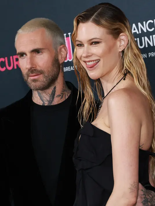 Pasangan imut ini tampil bersama dengan rekan band Maroon 5 James Valentine dan PJ Morton, di mana mereka akan tampil di acara tersebut.  (Matt Winkelmeyer/Getty Images/AFP)