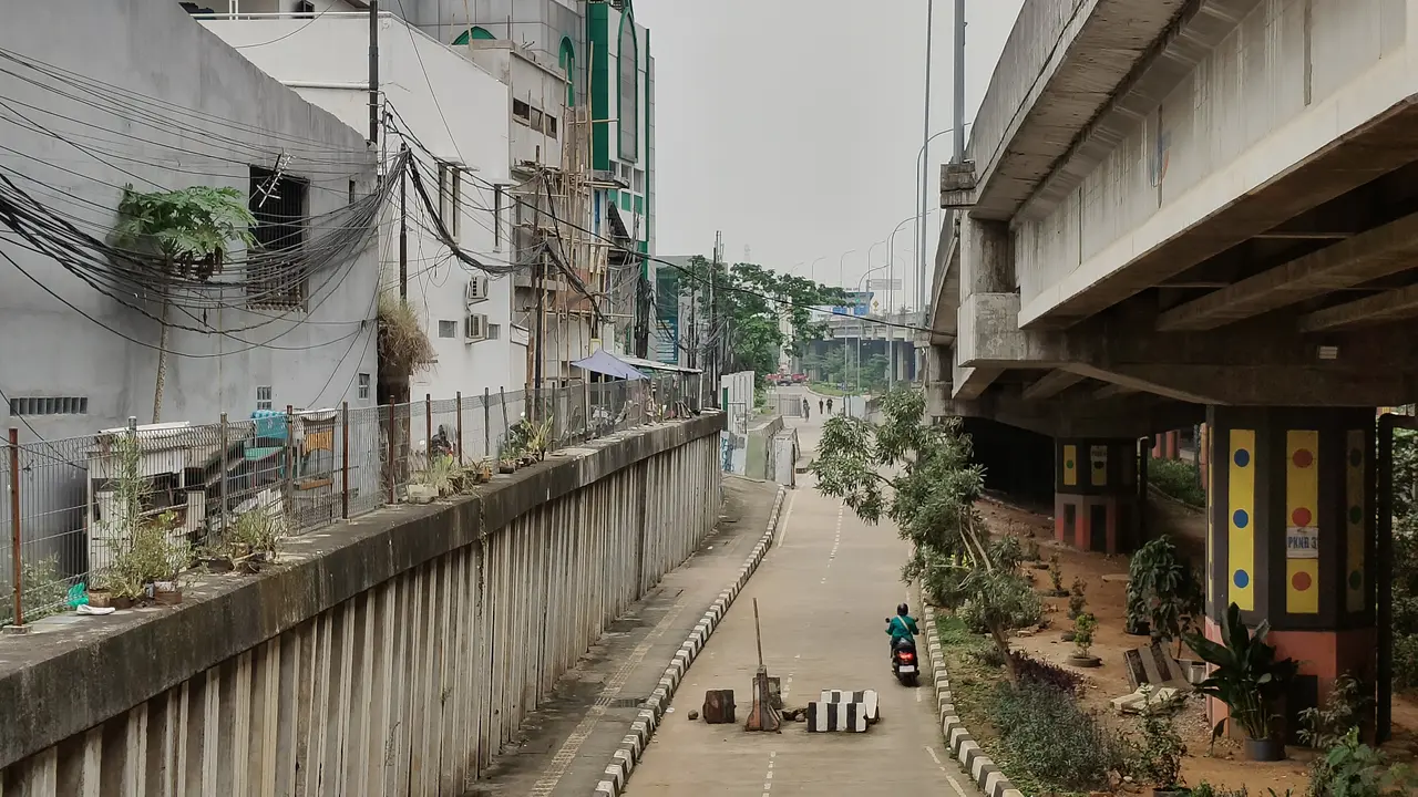 Jalan depan kanwil DKI ditutup untuk parkiran