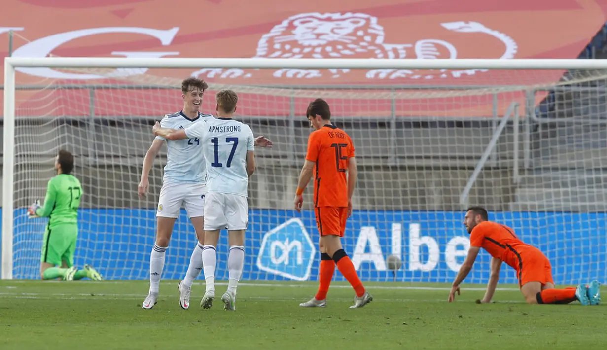 Pemain Skotlandia Jack Hendry (kedua kiri) melakukan selebrasi usai mencetak gol ke gawang Belanda pada pertandingan persahabatan di Stadion Algarve, luar Faro, Portugal, Rabu (2/6/2021). Pertandingan berakhir imbang 2-2. (AP Photo/Miguel Morenatti)