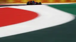 Sean Gelael melaju diatas lintasan dengan gambar bendera Meksiko pada sesi latihan bebas  F1 GP Mexico di Autodromo Hermanos Rodriguez, (27/10/2017). Sean menempati urutan ke-17.  (Clive Rose/Getty Images/AFP)