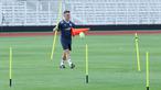 Pelatih Timnas Indonesia, John Herdman, tampak sibuk menyiapkan perlengkapan sebelum latihan perdana di Stadion Madya, GBK, Jakarta, Selasa (24/3/2026). (Bola.com/M. Iqbal Ichsan)