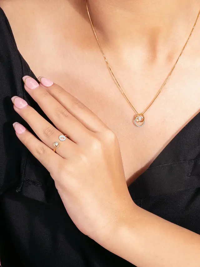 Bukan Sekadar Gaya-Gayaan, Begini Makna Pakai Cincin Emas di Setiap Jari