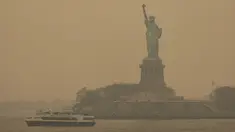 Patung Liberty yang diselimuti langit berkabut difoto dari Staten Island Ferry, New York, Amerika Serikat, Rabu (7/6/2023). New York resmi menjadi kota dengan tingkat udara paling tercemar di dunia, melampaui Kota New Delhi di India. (AP Photo/Yuki Iwamura)