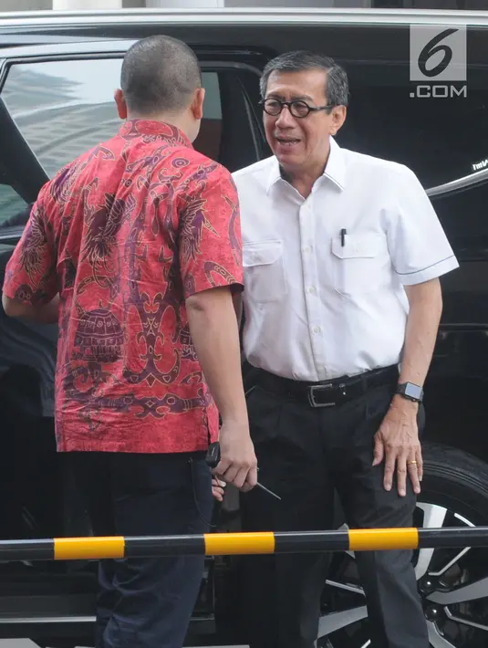 Menteri Hukum dan HAM, Yasonna Hamonangan Laoly (kanan) memenuhi panggilan penyidik KPK di Jakarta, Selasa (25/7/2019). Yasonna Laoly diperiksa sebagai saksi untuk tersangka mantan anggota DPR RI, Markus Nari terkait kasus dugaan korupsi proyek pengadaan e-KTP.  (merdeka.com/Dwi Narwoko)