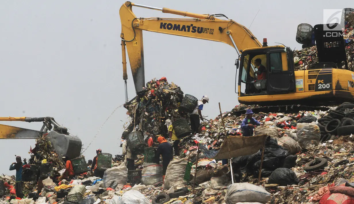 Para pemulung mencari barang bekas di TPST Bantar Gebang, Bekasi, Jawa Barat, Senin (18/3). Jumlah sampah yang masuk TPST Bantar Gebang mencapai 7.400 ton per hari. (merdeka.com/Arie Basuki)