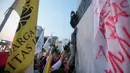 Sejumlah mahasiswa memanjat Monumen Tugu Tani saat menggelar aksi unjuk rasa di Jakarta Pusat, Selasa (20/10/2026). Dalam aksi tersebut, Aliansi Sadar menyoroti sejumlah persoalan, mulai dari lingkungan dan kebijakan ekonomi hingga ruang sipil, demokrasi, serta pendidikan.(KLY/Budy Santoso)