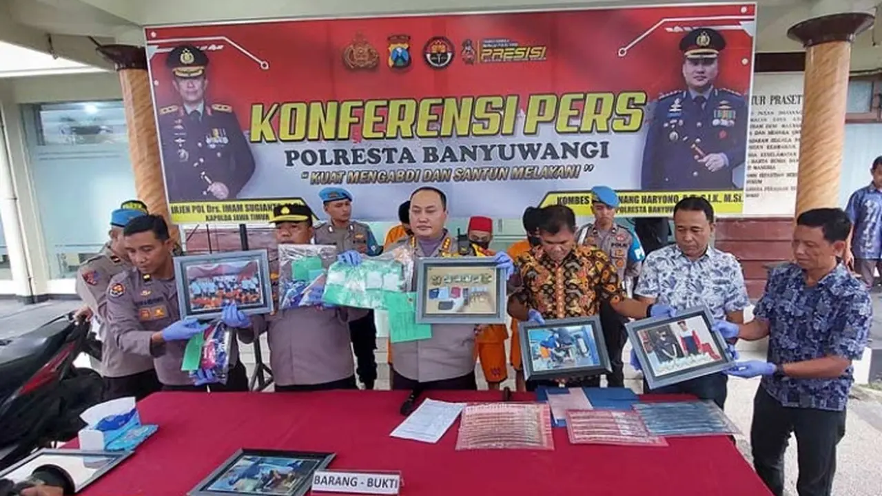 Sejumlah barang bukti di tunjukan kapolresta Banyuwangi Kombes Pol Nanang Haryono dalam Konfrensi Pers di Mapolreta Banyuwangi (Istimewa)