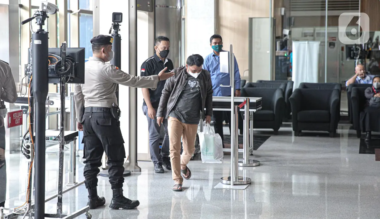 Pihak yang terjaring operasi tangkap tangan (OTT) bersama Wakil Ketua DPRD Provinsi Jawa Timur Sahat Tua Simanjuntak tiba di Gedung Merah Putih KPK, Jakarta, Kamis (15/12/2022).  KPK mengamankan total empat orang dalam operasi tangkap tangan (OTT) Wakil Ketua DPRD Jawa Timur Sahat Tua Simanjuntak. (Liputan6.com/Faizal Fanani)