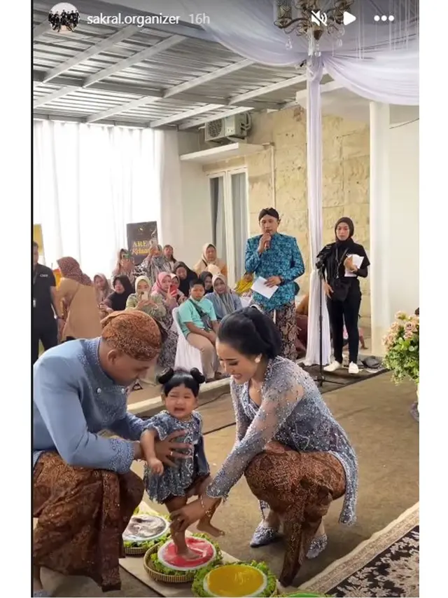 7 Potret Tedak Siten Anak Yeni Inka yang Kental Adat Jawa, Ungkap Wajah Buah Hati