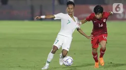 Gelandang tengah Timnas Indonesia U-19, Beckham Putra Nugraha (kiri) berebut bola dengan pemain Hong Kong, Cheng Chun Wang F saat laga kualifikasi Grup K Piala AFC U-19 2020 di Stadion Madya Gelora Bung Karno, Jakarta, Jumat (8/11/2019). Indonesia unggul 4-0. (Liputan6.com/Helmi Fithriansyah)