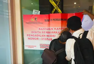 Penyidik Direktorat Tindak Pidana Ekonomi dan Khusus Bareskrim Polri menyita tiga unit kantor PT Dana Syariah Indonesia (DSI) di kawasan District 8, Prosperity Tower, Jalan Jenderal Sudirman Kav 52–53, Jakarta Selatan. (Liputan6/Ady Anugrahadi)