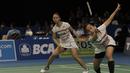 Pasangan  ganda putri Indonesia, Della Puspita Haris/Rosyita Eka Putri Sari, kalah dari pasangan Korea, Chang Ye Na/Lee So hee pada laga Indonesia Open 2017 di JCC, Jumat (16/6/2017). Indonesia kalah 21-17, 13-21- 13-21. (Bola.com/M Iqbal Ichsan)