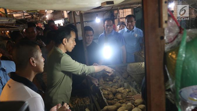 Calon Presiden Nomor Urut 01, Joko Widodo atau Jokowi mengunjungi kios ubi saat melakukan blusukan ke Pasar Cihaurgeulis, Bandung, Minggu (11/11). Dalam kesempatan itu, Jokowi berkeliling di pasar dan menyapa para pedagang. (Liputan6.com/Angga Yuniar)