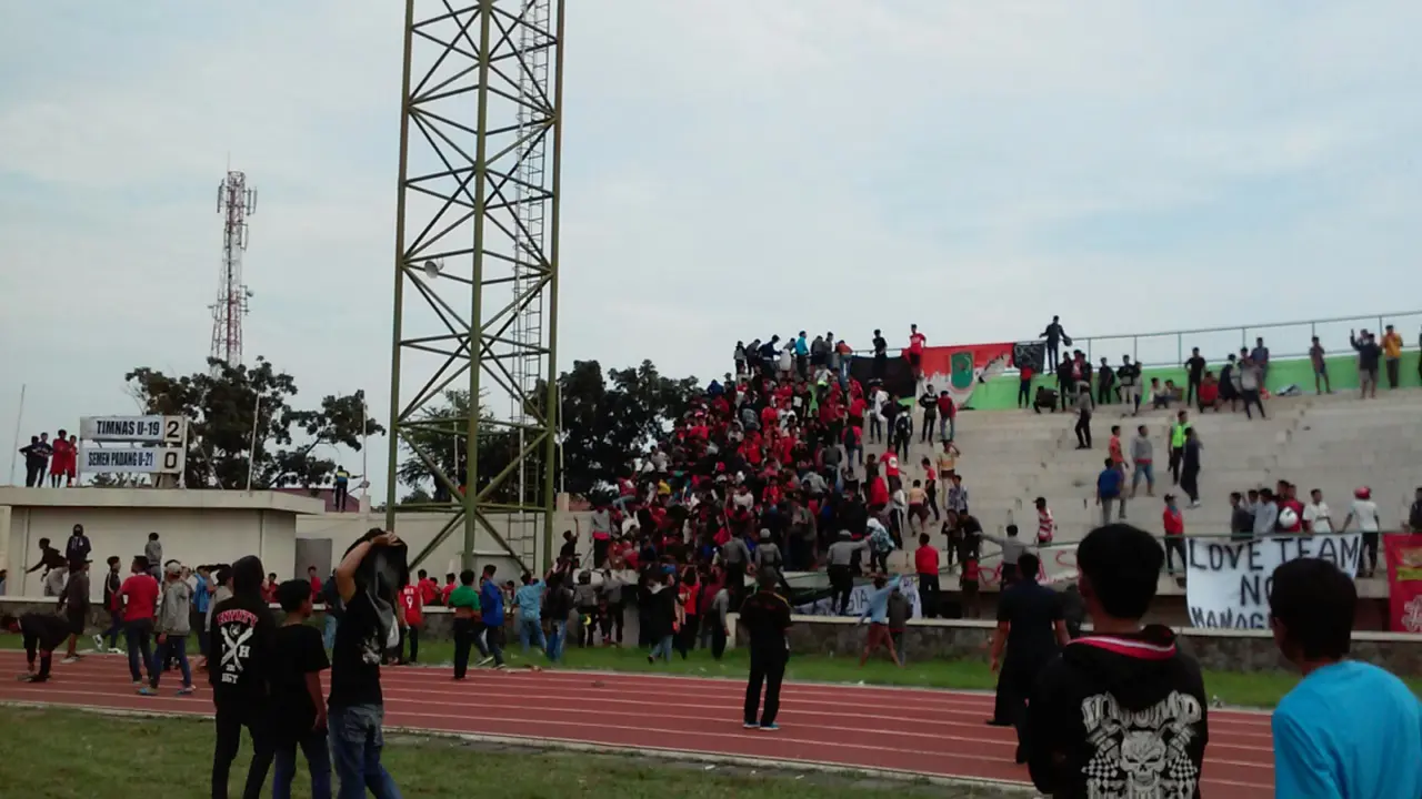 Saling Ejek, Penonton Timnas U-19 vs Semen Padang Rusak Pagar