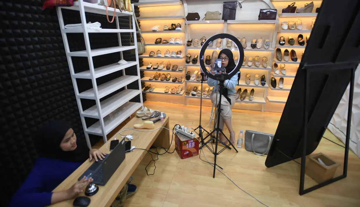 Pekerja memasarkan produk secara online produk sepatu sandal yang akan di bengkel kerja Patris di kawasan Katulampa, Bogor, Senin, 24 Agustus 2026. (KLY/ Arie Basuki)