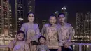 Anak perempuan bisa kompakan sama sang ibu, sementara geng laki-laki bisa kompakan sama ayah seperti outfit keluarga Anang dan Ashanty satu ini. (Instagram/ananghijau).